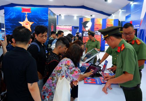 Các không gian thông tin - trải nghiệm được thiết kế theo hướng tương tác, giúp công chúng tiếp cận gần hơn với những vấn đề an ninh đang hiện diện trong đời sống hằng ngày. Ảnh: Hoa Lê