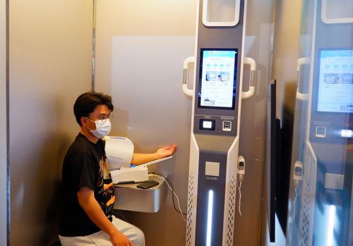 Nhiều bạn trẻ thích thú trải nghiệm Trạm công dân số tại khuôn khổ triễn lãm. Ảnh: Hoa Lê