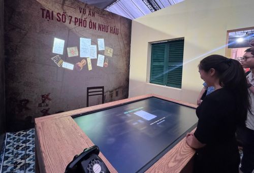 Công nghệ trình chiếu và tương tác hiện đại như thực tế ảo (VR), 3D Mapping và hologram được sử dụng tại triễn lãm để tái hiện lịch sử, truyền thống của lực lượng An ninh nhân dân qua các thời kỳ. Ảnh: Hoa Lê