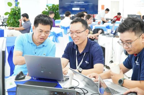 Chia sẻ kiến thức về công nghệ với các nhà báo.