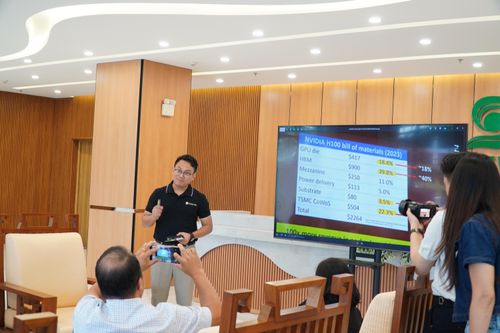 Đại diện Công ty CP VSAP LAB chia sẻ tại buổi làm việc