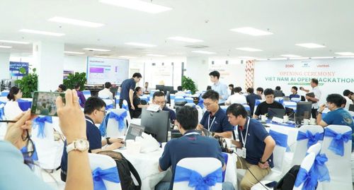 Các phóng viên gặp gỡ, tham quan các doanh nghiệp về phần mềm trong Công viên phần mềm Đà Nẵng số 2.
