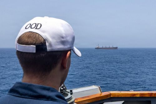 Sĩ quan trên tàu khu trục USS Michael Murphy theo dõi một tàu hàng tại khu vực Eo biển Hormuz. Ảnh: X/@CENTCOM