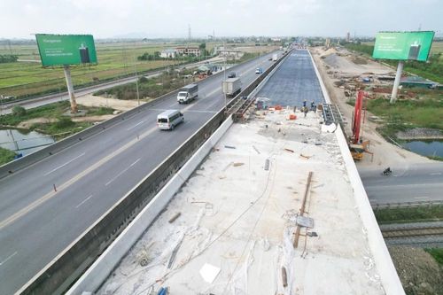 Tuyến cao tốc Cao Bồ - Mai Sơn đang được gấp rút thi công mở rộng. Ảnh: VGP