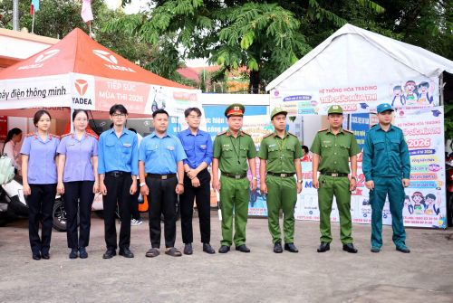 Công an các xã, phường tăng cường bố trí cán bộ túc trực tại các điểm thi để hỗ trợ kịp thời cho thí sinh.