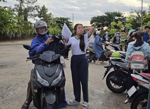 Các thí sinh được phụ huynh đưa đến điểm thi.
