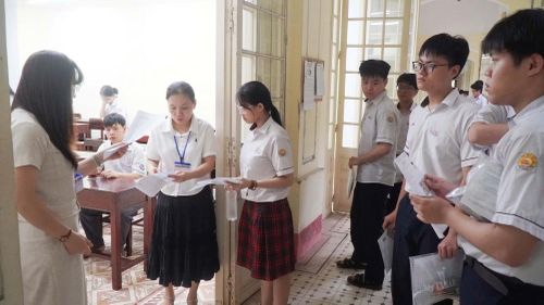 Thí sinh tại TP Huế vào phòng thi dự thi môn Ngữ văn.
