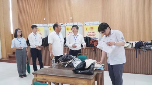 Phó Chủ tịch UBND TP Huế Nguyễn Văn Mạnh kiểm tra các điểm thi ở TP Huế.