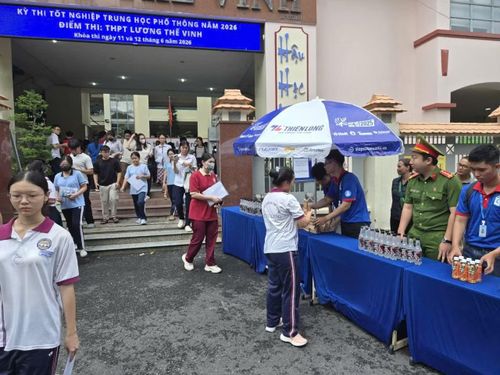 Công an địa phương tham gia cùng các tình nguyện viên hỗ trợ thí sinh.