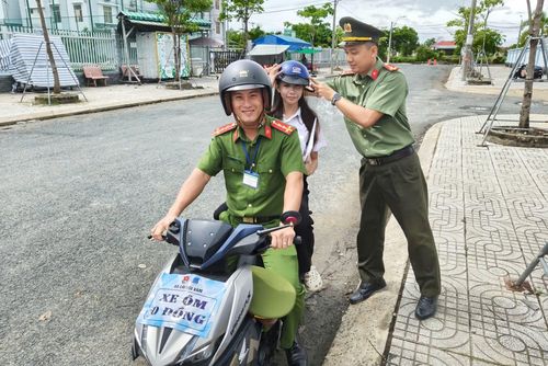 Em Nguyễn Tường Vi, học sinh Trường THPT Cái Đôi Vàm được cán bộ Công an xã hỗ trợ “xe ôm 0 đồng” đưa, đón đến điểm thi đúng giờ, an toàn.