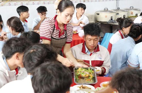 Thí sinh dùng cơm trưa ngay gần điểm thi Trường THPT Lê Duẩn.