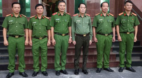 Thứ trưởng Lê Quốc Hùng cùng các đồng chí trong Đảng ủy, Ban Giám hiệu nhà trường.