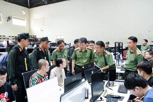 Thiếu tướng Nguyễn Minh Tuấn, Giám đốc Công an tỉnh Phú Thọ cùng các đồng chí Phó Giám đốc Công an tỉnh trực tiếp lấy lời khai các đối tượng trong đường dây lừa đảo xuyên quốc gia.