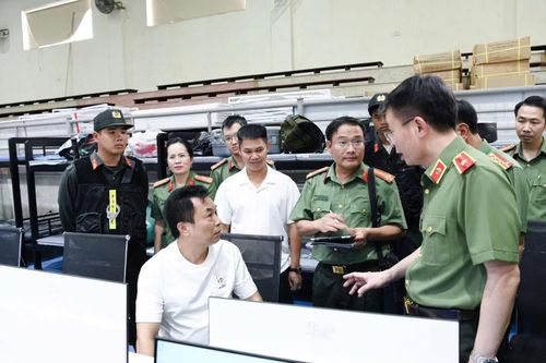 Giám đốc Công an tỉnh Phú Thọ Nguyễn Minh Tuấn lời khai đối tượng trong đường dây lừa đảo xuyên quốc gia.