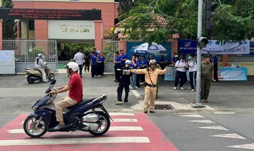 CSGT điều tiết giao thông trước điểm thi Trường THCS Lê Quý Đôn.
