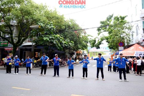 Từ sáng sớm, đoàn viên thanh niên đã có mặt trước cổng trường để hỗ trợ các thí sinh đến phòng thi an toàn, đúng giờ. Ảnh: Quốc Hồng