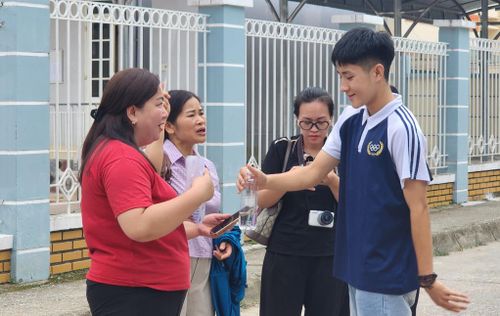 Phụ huynh, gia đình động viên các sĩ tử ngay khi vừa bước ra khỏi điểm thi.