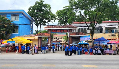 Đông đảo tình nguyện, lực lượng công an, thí sinh, phụ huynh và thầy, cô giáo có mặt tại điểm thi Trường THPT Thành phố.