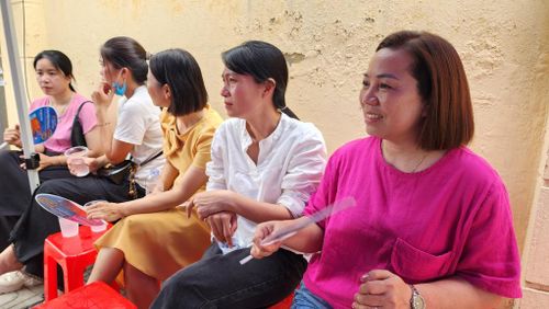 Giữa cái nóng oi ả mùa hè các phụ huynh vẫn kiên trì đợi con em mình ngoài điểm thi.
