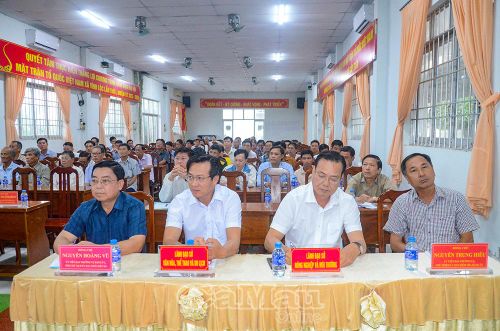 lãnh đạo sở, ngành, địa phương và đông đảo cử tri xã Vĩnh Lộc tham dự buổi tiếp xúc cử tri.