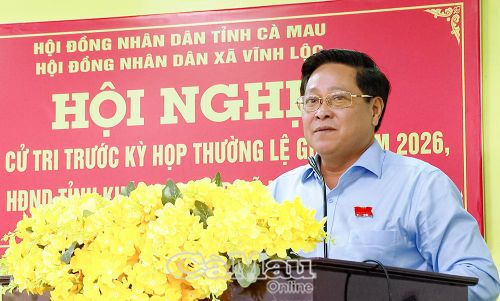 Đồng chí Bùi Tấn Bảy, Ủy viên Ban Thường vụ Tỉnh ủy, Phó Chủ tịch HĐND tỉnh phát biểu tại buổi tiếp xúc cử tri xã Vĩnh Lộc.