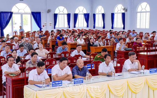 Đông đảo cử tri phường Giá Rai tham dự buổi tiếp xúc.