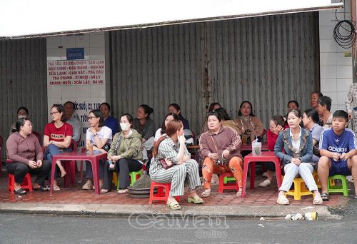 Sự quan tâm, đồng hành và ánh mắt đầy lo lắng của phụ huynh trong thời gian chờ con làm bài thi.