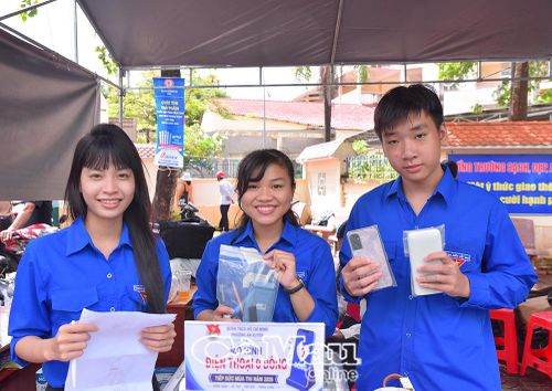 Đội hình giữ đồ hộ ở Điểm thi 001 đặt tại Trường THPT chuyên Phan Ngọc Hiển (phường An Xuyên) đã bọc từng chiếc điện thoại di động kèm thông tin để đảm bảo an toàn cho thiết bị, tránh thất lạc.