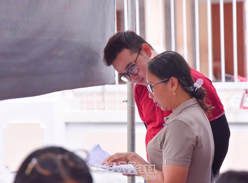 Cô giáo Trần Nguyên Hoàng Phương Vỹ (Trường THPT Nguyễn Việt Khái) dò lại danh sách và chờ đợi thông tin để sẵn sàng hỗ trợ học sinh.