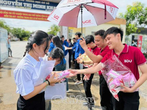 Không chỉ trao những hỗ trợ, các tình nguyện viên còn trao cả nụ cười tạo sự thoải mái, tự tin cho thí sinh tham gia kỳ thi quan trọng.