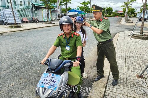 Em Nguyễn Tường Vi (Trường THPT Cái Đôi Vàm, xã Cái Đôi Vàm) được cán bộ Công an xã hỗ trợ “xe ôm 0 đồng” đưa, đón đến điểm thi đúng giờ, an toàn.