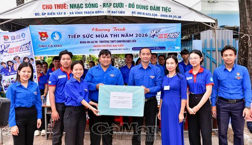  Bí thư Tỉnh đoàn Phạm Tuấn Tài (thứ tư từ phải sang) tặng quà cho đội “Tiếp sức mùa thi” tại điểm thi Trường THPT chuyên Bạc Liêu.