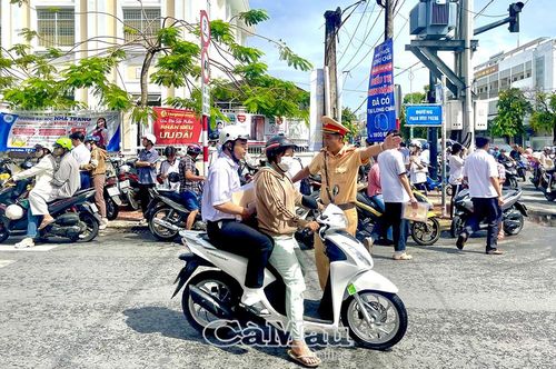 Cán bộ Phòng CSGT (Công an tỉnh) phân luồng, điều tiết giao thông tại điểm thi Trường THPT Cà Mau (phường An Xuyên).