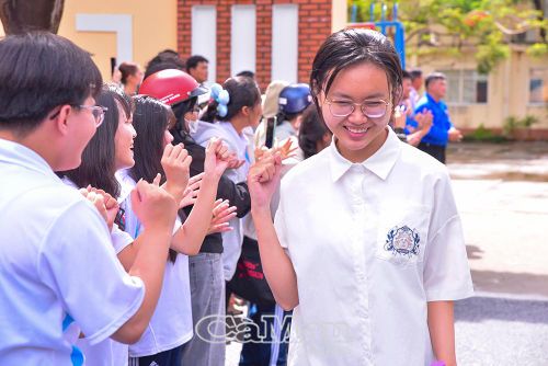 Niềm phấn khởi của thí sinh đầu tiên rời Điểm thi 001 đặt tại Trường THPT Chuyên Phan Ngọc Hiển (phường An Xuyên) trong sự cổ vũ của tình nguyện viên.