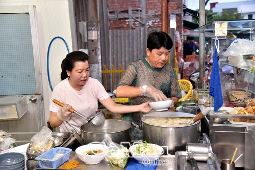 Vợ chồng anh Trương Nguyễn Minh Tuấn dành nhiều tình cảm trong từng suất ăn phục vụ sĩ tử.
