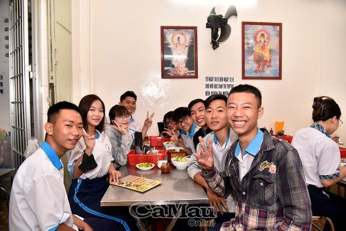 Quán chay thu hút đông đảo thí sinh đến thưởng thức các suất ăn miễn phí.