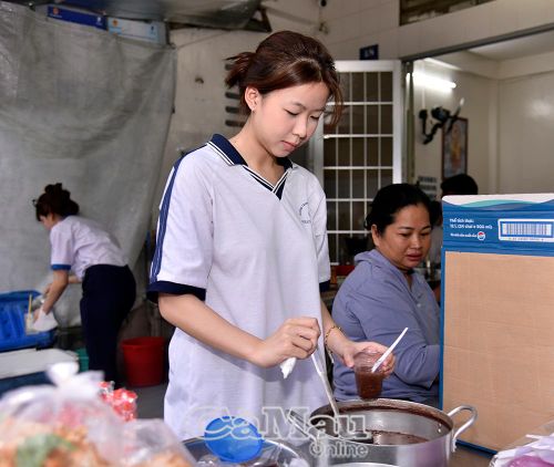  Ngoài thức ăn, quán còn hỗ trợ nước suối miễn phí cho thí sinh và món chè đậu đỏ được nhiều thí sinh yêu thích như lời chúc may mắn trong mùa thi.
