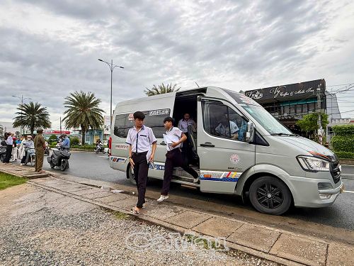 Xe đưa đón học sinh các trường đến Điểm thi số 18 tại Trường THPT Phan Ngọc Hiển, xã Năm Căn.