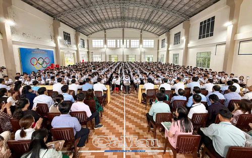 Hơn 870 thí sinh tại Điểm thi số 18 tham dự lễ khai mạc kỳ thi tốt nghiệp THPT năm 2026.