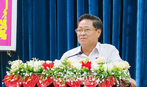 Phó Chủ tịch HĐND tỉnh Bùi Tấn Bảy phát biểu tại buổi tiếp xúc cử tri xã Hồng Dân.