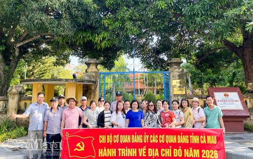 Đồng chí Trương Thị Phúc, Phó Bí thư Đảng ủy, Bí thư Chi bộ cơ quan Đảng ủy các cơ quan Đảng tỉnh (áo xanh, ở giữa) cùng đoàn cán bộ, đảng viên Chi bộ cơ quan chụp ảnh lưu niệm trong hành trình về địa chỉ đỏ năm 2026 tại Côn Đảo.