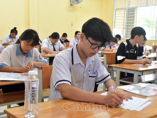  Thí sinh Điểm thi 021 đặt tại Trường THPT Bạc Liêu (phường Bạc Liêu) điền thông tin vào giấy làm bài thi trước khi bắt đầu thi môn Ngữ văn.