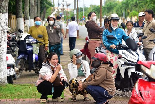  Phụ huynh chờ con ngoài cổng trường thi để đồng hành, hỗ trợ khi con cần.