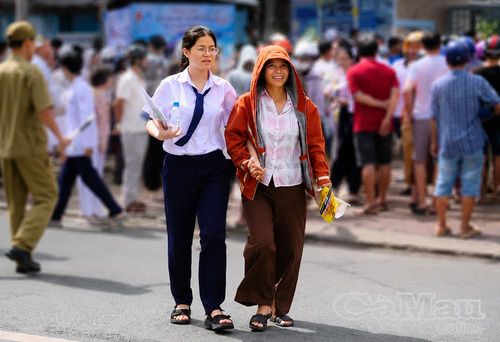 Những cái nắm tay thật chặt, tình yêu thương của cha mẹ, gia đình là điểm tựa tinh thần lớn nhất để các sĩ tử vững vàng, tự tin vượt vũ môn, vững bước trên con đường phía trước.
