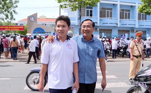 Phụ huynh tại Điểm thi 020 vui mừng khi con hoàn thành tốt bài thi đầu tiên môn Ngữ văn.
