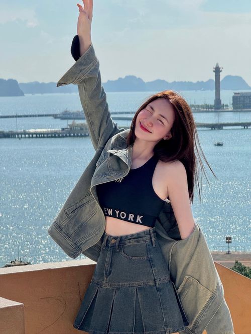 Những items jeans, denim cũng là một lựa chọn thông minh, hack dáng.
