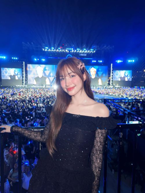 Các thiết kế trễ vai luôn được Hòa Minzy ưu tiên.