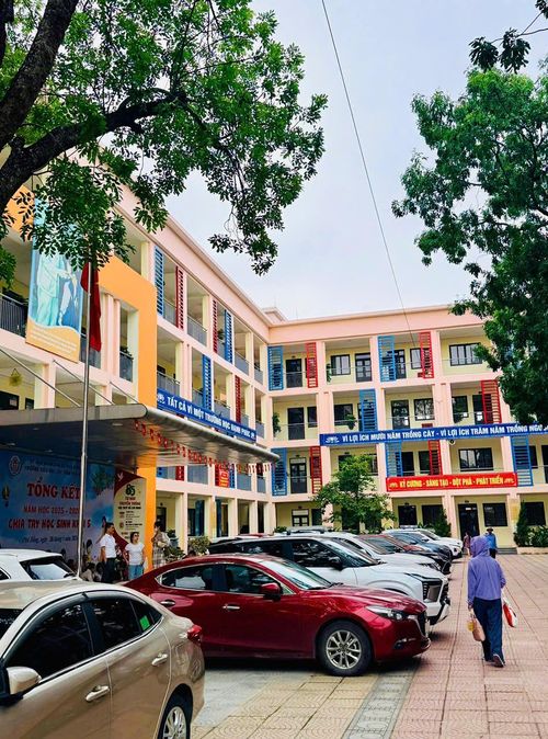 Trường Tiểu học Thị trấn Yên Viên đã bố trí điểm hỗ trợ phục vụ phụ huynh và thí sinh trong cả ba ngày 10, 11 và 12/6. 