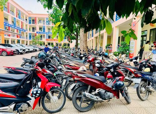 Khu vực trông giữ xe miễn phí được bố trí phục vụ phụ huynh và học sinh trong suốt thời gian diễn ra kỳ thi.