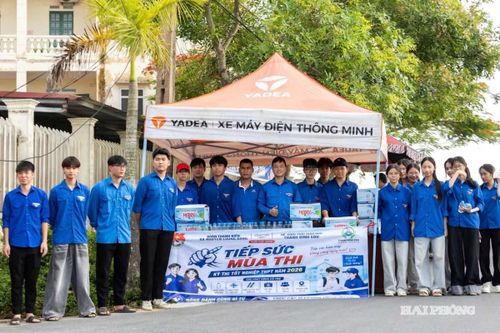 Đông đảo tình nguyện viên sẵn sàng hỗ trợ các em học sinh và phụ huynh trong kỳ thi tốt nghiệp THPT năm 2026.